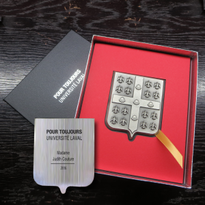 Médaille coulé en étain fin | Université Laval